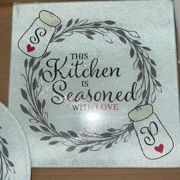 New Set Round & Square “This Kitchen is Seasoned with Love” Glass Cutting Boards - Picture 4 of 7